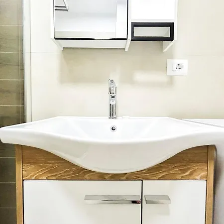 1 Bedroom 1033 *