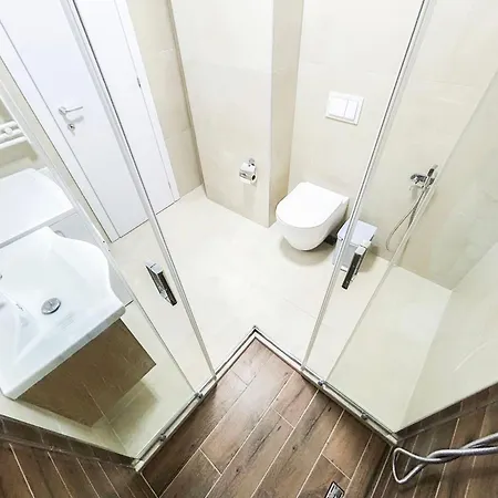 1 Bedroom 1033 *